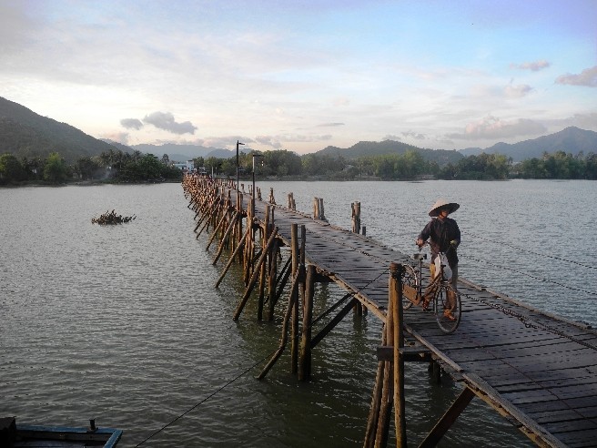 Прогулка на лодке и встреча заката на реке Кай (Round boat trip and sunset on Kai river)